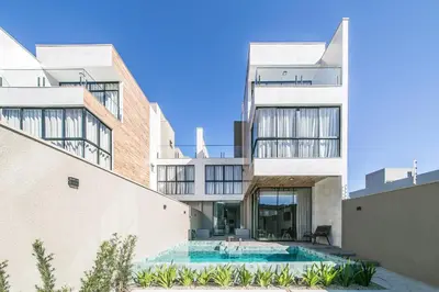 A piscina em ou perto de Casa Requinte, 4 suítes com Piscina Privativa, BC