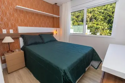 Uma cama ou camas num quarto em Varandas do Atlântico 402B – Frente Mar em Bombas
