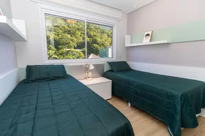 Uma cama ou camas num quarto em Varandas do Atlântico 402B – Frente Mar em Bombas