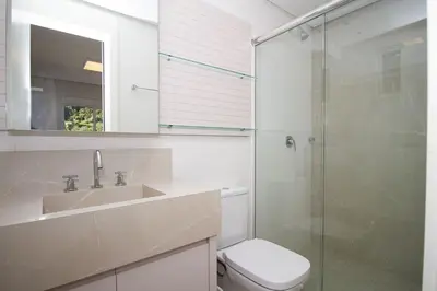 Uma casa de banho em Varandas do Atlântico 402B – Frente Mar em Bombas