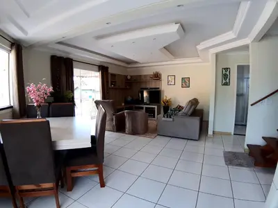 Uma televisão e/ou sistema de entretenimento em Alugo ótima casa , Centro Bombinhas!