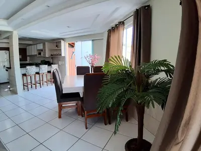 A cozinha ou kitchenette de Alugo ótima casa , Centro Bombinhas!