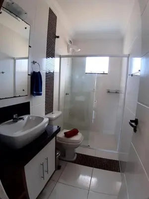 Uma casa de banho em Alugo ótima casa , Centro Bombinhas!