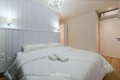 Uma cama ou camas num quarto em Apto moderno c/ vista mar a 75m da praia LLR802