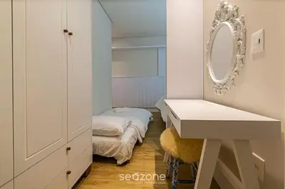 Uma cama ou camas num quarto em Apto moderno c/ vista mar a 75m da praia LLR802