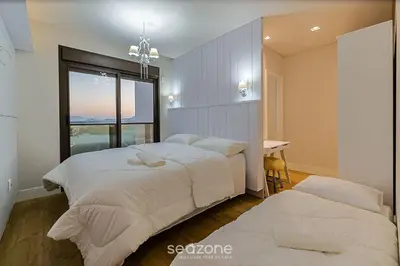 Uma cama ou camas num quarto em Apto moderno c/ vista mar a 75m da praia LLR802