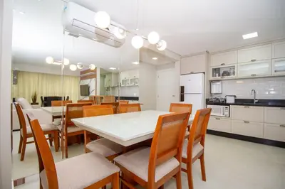 A cozinha ou kitchenette de Puntarenas 204 - Apto 2 suítes à 80 metros da Praia do Mariscal