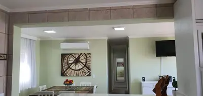 Uma televisão e/ou sistema de entretenimento em APARTAMENTO DE 3 DORM - CANTO GRANDE (BOMBINHAS/SC)