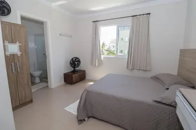Uma cama ou camas num quarto em 377 - Belissimo apartamento na praia de Bombas