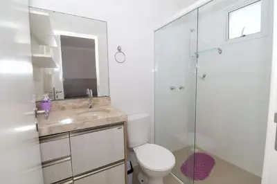 Uma casa de banho em 377 - Belissimo apartamento na praia de Bombas