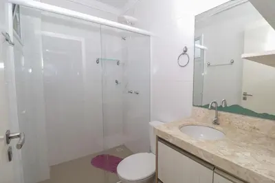 Uma casa de banho em 377 - Belissimo apartamento na praia de Bombas