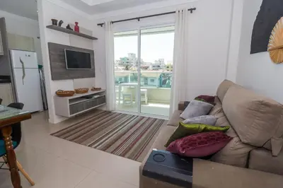 Uma televisão e/ou sistema de entretenimento em 377 - Belissimo apartamento na praia de Bombas