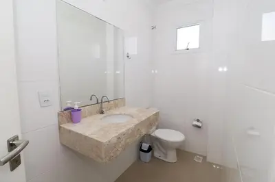 Uma casa de banho em 377 - Belissimo apartamento na praia de Bombas