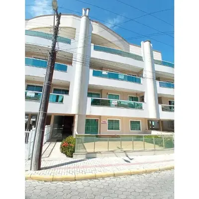 AR-001 Amplio Dpto con patio privado excelente ubicación céntrica