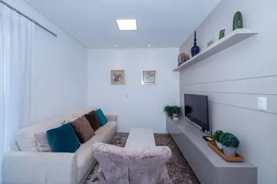 Uma televisão e/ou sistema de entretenimento em Cardeal 501C - Cobertura com 3 quartos e piscina privativa à 300 metros da Praia de Bombas!