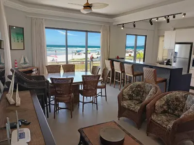 Uma área de estar em Apartamento Triplex Pé na Areia - Bombinhas