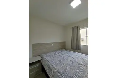 Uma cama ou camas num quarto em VAR-101A Dpto amplio en condomínio cerrado con piscina