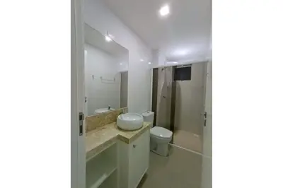 Uma casa de banho em VAR 204B Dpto amplio en condominio con piscina