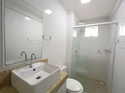 Uma casa de banho em VAR-205B Departamento amplio en condomínio cerrado con piscina