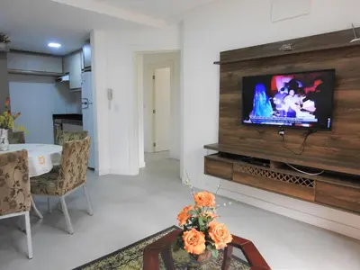 Uma televisão e/ou sistema de entretenimento em Apartamento Evora 300m da Praia
