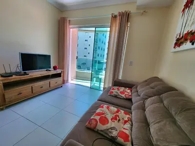 Uma televisão e/ou sistema de entretenimento em 202-Apartamento em Bombas 180mtrs do mar