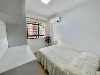 A planta de Apto amplo no coração da meia praia a 130m do mar