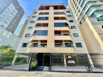 A planta de Apto amplo no coração da meia praia a 130m do mar