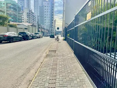 A planta de Apto amplo no coração da meia praia a 130m do mar