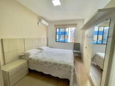A planta de Apto amplo no coração da meia praia a 130m do mar