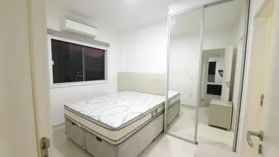 Uma cama ou camas num quarto em 302- Lindo apartamento 2 dormitórios em Bombas