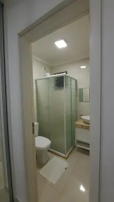Uma casa de banho em 302- Lindo apartamento 2 dormitórios em Bombas