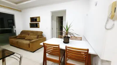Uma área de estar em 302- Lindo apartamento 2 dormitórios em Bombas