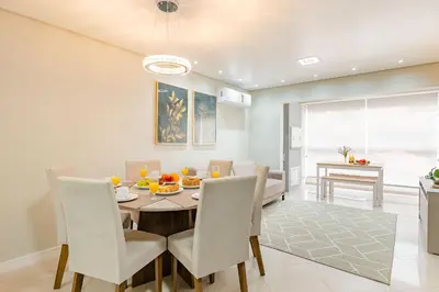 A planta de Aconchegante Apartamento a Poucos Metros do Mar