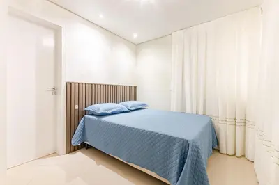 A planta de Aconchegante Apartamento a Poucos Metros do Mar