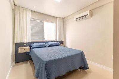 A planta de Aconchegante Apartamento a Poucos Metros do Mar