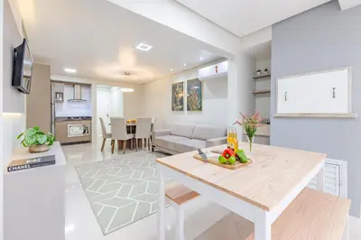 A planta de Aconchegante Apartamento a Poucos Metros do Mar