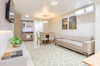 A planta de Aconchegante Apartamento a Poucos Metros do Mar