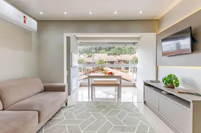 A planta de Aconchegante Apartamento a Poucos Metros do Mar