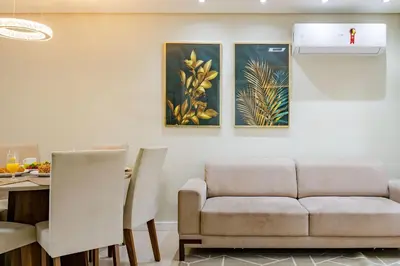 A planta de Aconchegante Apartamento a Poucos Metros do Mar
