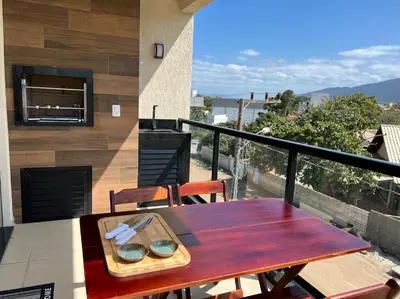 Uma varanda ou terraço em Encanto de apartamento, novo! A 290 metros da praia do Canto Grande!