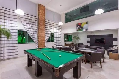 Uma mesa de bilhar em Summer Beach Bombinhas SC