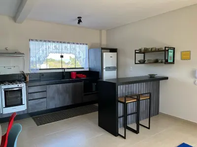 A cozinha ou kitchenette de Maravilhoso apto, a 290 metros da praia do Canto Grande! Lindo!