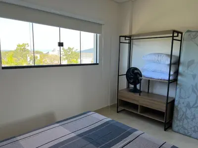Uma cama ou camas num quarto em Maravilhoso apto, a 290 metros da praia do Canto Grande! Lindo!