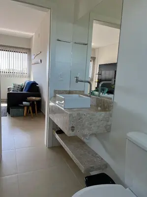 Uma casa de banho em Maravilhoso apto, a 290 metros da praia do Canto Grande! Lindo!