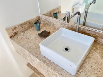 Uma casa de banho em Surpreendente apto, 290 metros da praia!