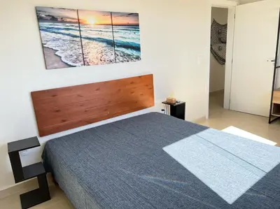 Uma cama ou camas num quarto em Surpreendente apto, 290 metros da praia!