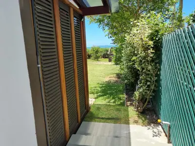 Um jardim no exterior de Residencial Suites Mariscal