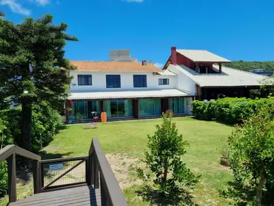 Um jardim no exterior de Residencial Suites Mariscal