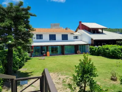 Um jardim no exterior de Residencial Suites Mariscal