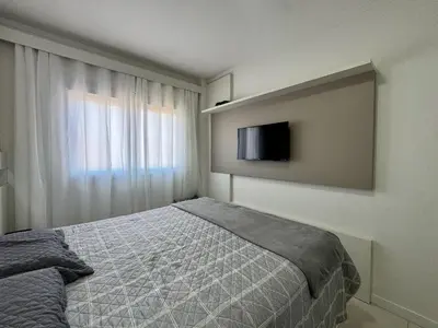 Uma cama ou camas num quarto em Residencial Luize 302 - Apto para 7 pessoas na Praia de Palmas a 350m do mar